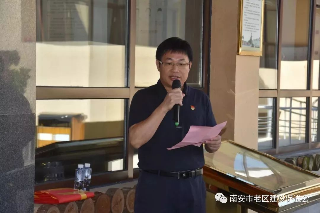 会上,市委宣传部副部长,市社科联主席陈乌南,闽南油画院院长叶碧峰作