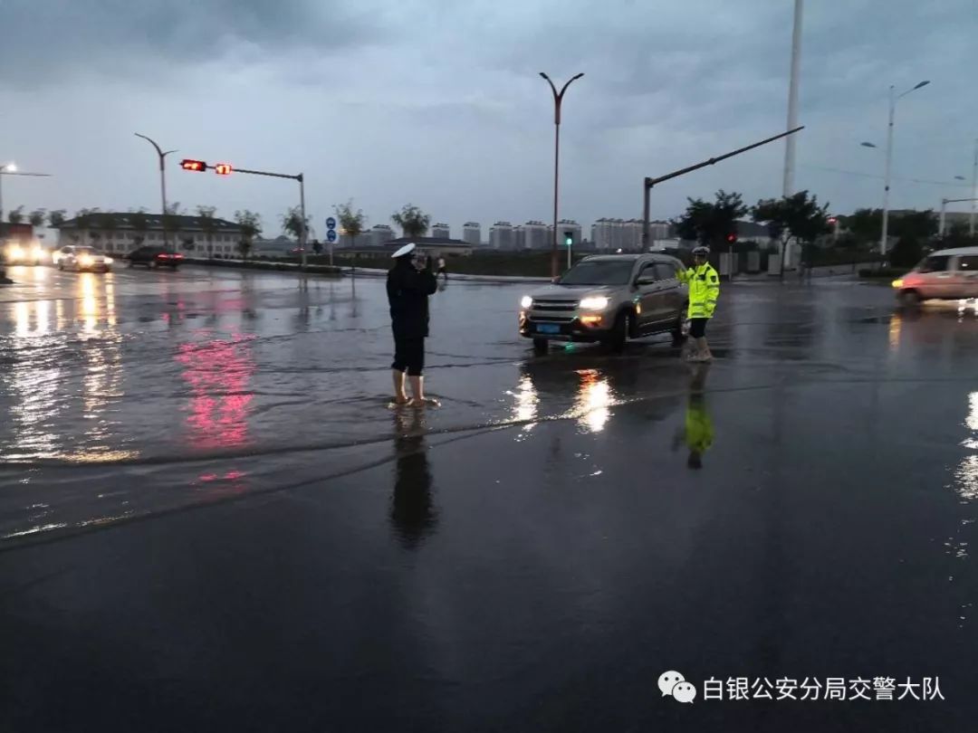 感动铜城 暴雨中"赤脚交警"奋力抢险