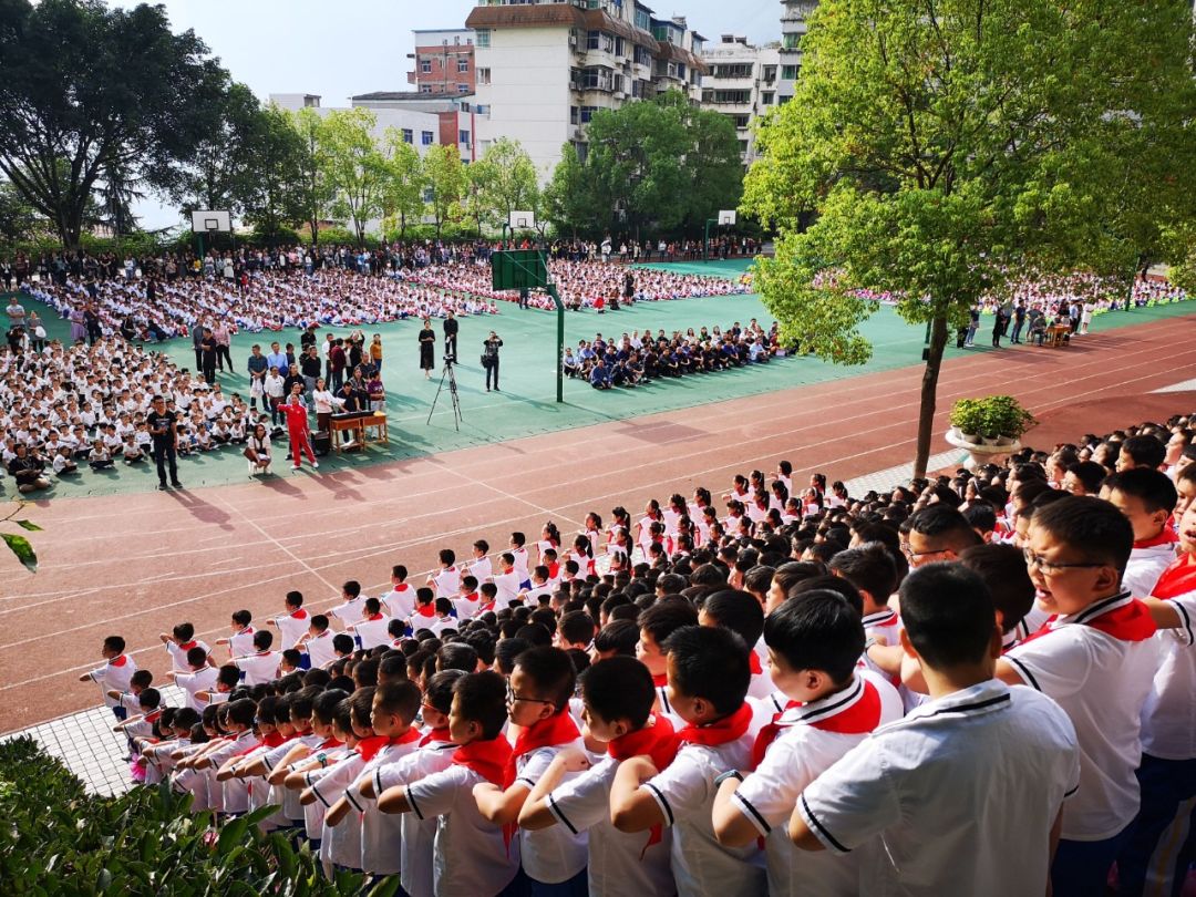 巫山南峰小学传来拉歌声