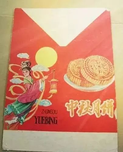 八 十 年 代—70年代的纸盒包装里添加上了配料表▲70年代粮票换月饼