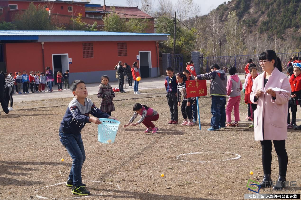 一个小学六年级的女孩子害羞地说道"真是太喜欢这个新操场了,可是我