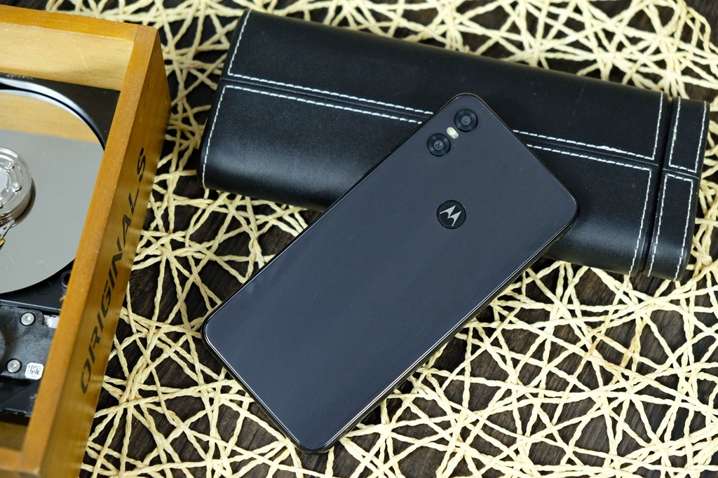 棋逢对手,motorola p30 play和华为nova 3e对比