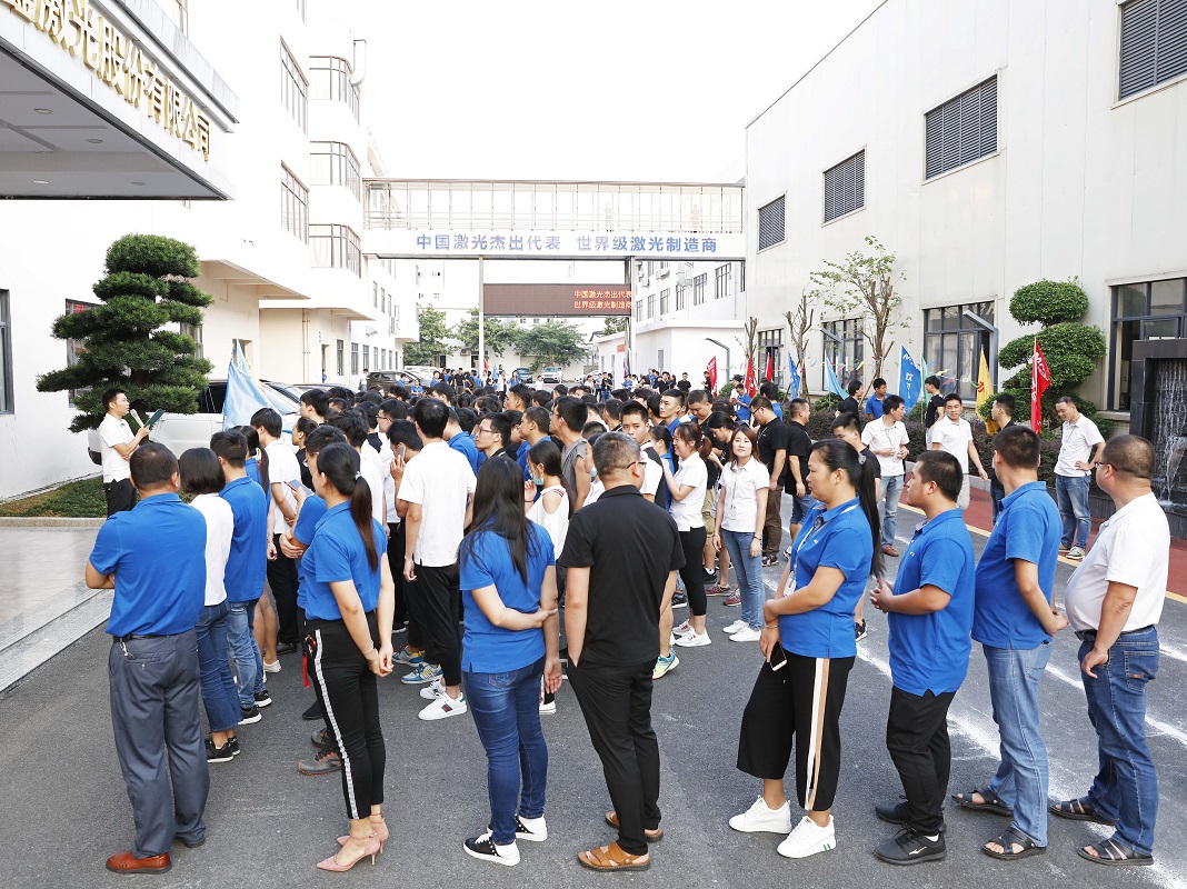 比赛开始前,运动员们便已在赛道上摩拳擦掌,跃跃欲试.