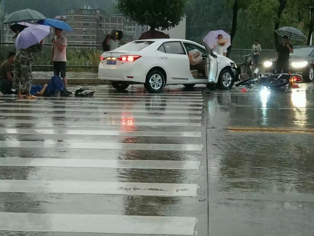 温馨提醒:雨天路滑,视线不佳,谨慎慢行!