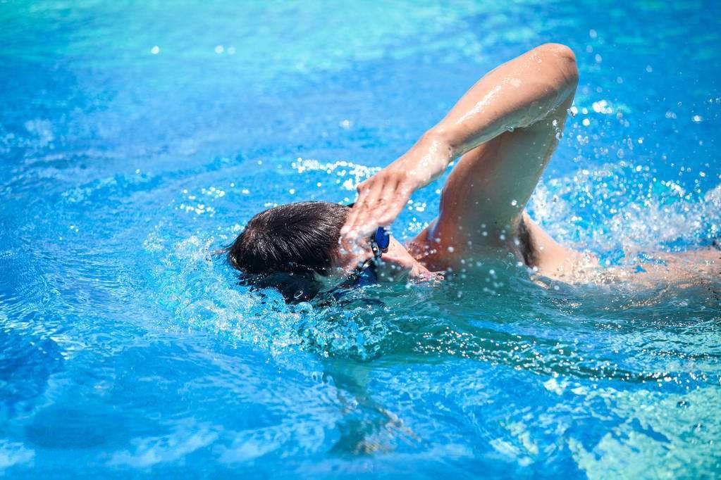 自由泳姿势图解及呼吸技巧介绍游泳必备