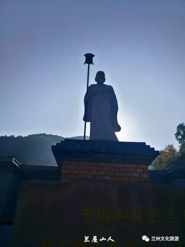 云顶山还因深藏在半山腰中的佛教寺庙 法 显寺有名.