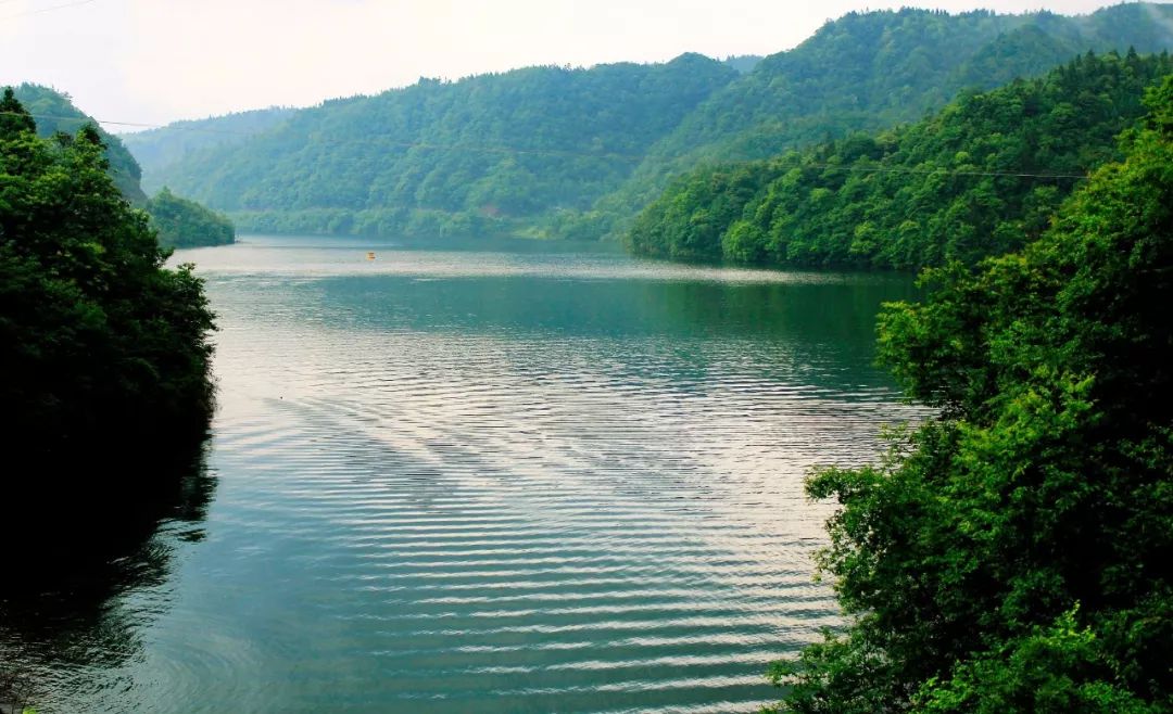 湖面碧波万顷,平静得如一面镜子,泛舟其上,水色潋滟,山景旖旎,美不胜