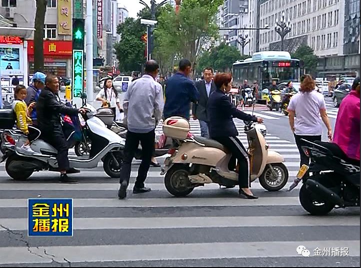 隐患!电动车,摩托车,三轮车斑马线上等红灯