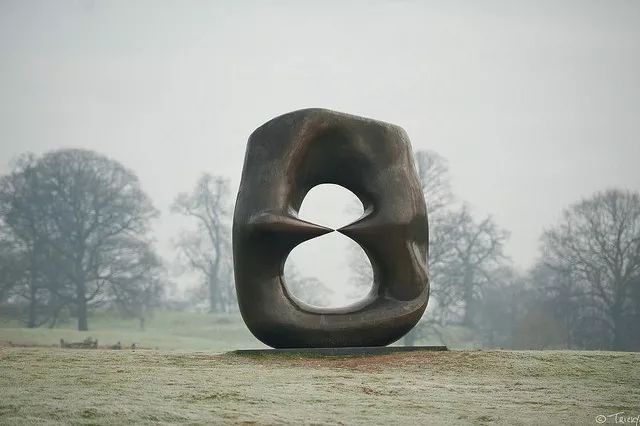 这些代表人物中,有英国现代主义雕塑先驱 亨利·摩尔(henry moore)