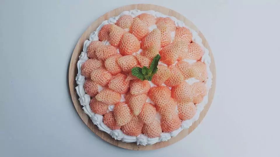 「日本奈良淡雪白草莓」季节限定甜品 more 滑动查看下一张图片