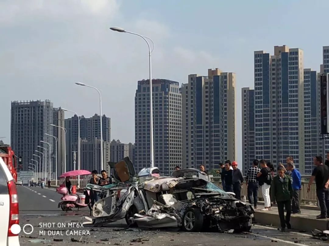 常德桃花源大桥两车相撞,小车当场被压扁(附现场视频)