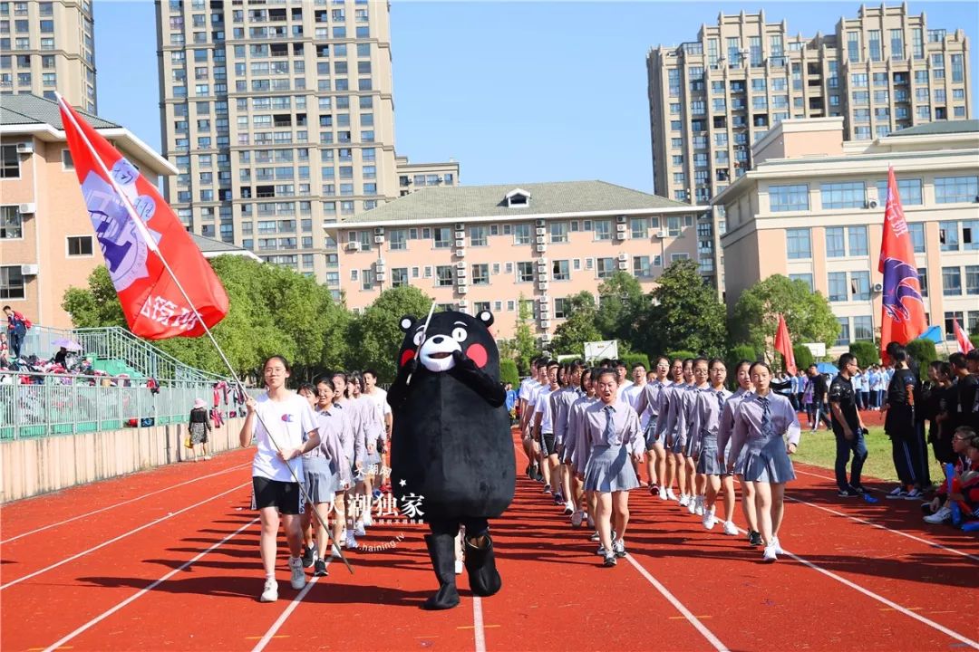 今天上午,海宁市南苑中学第十八届田径运动会开幕.