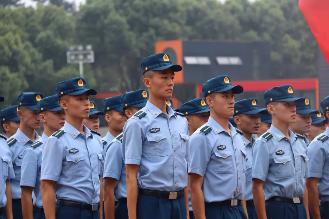 空军工程大学航空机务士官学校的参训官兵用自己