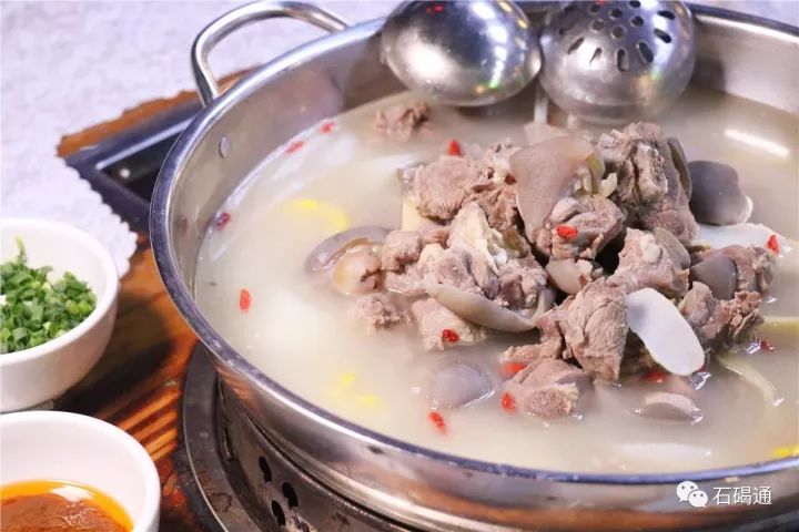这锅羊骨药材熬制的汤底是全羊火锅宴的最佳绿叶,尽显羊肉的滋味!