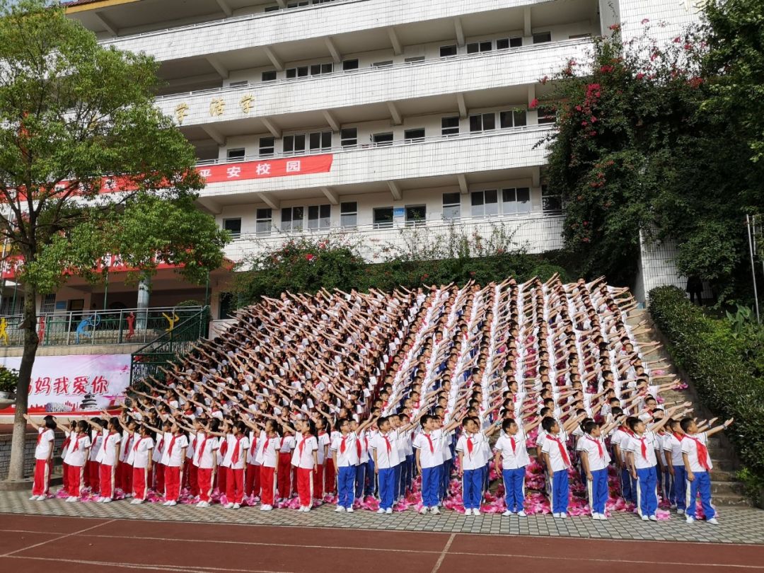 巫山南峰小学传来拉歌声