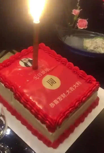 给女朋友生日准备的蛋糕,刚开始觉得寒酸,10秒后惊呆所有人!