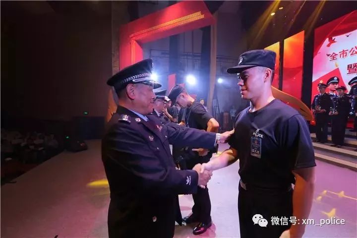 由老民警传递给新民警反光背心,八大件,警用头盔,值班红袖章