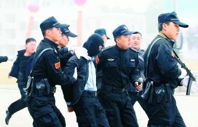 扫黑除恶 河南刑警抓捕中牟"黑老大"李连杰,竟被其马仔尾随撞车,抢