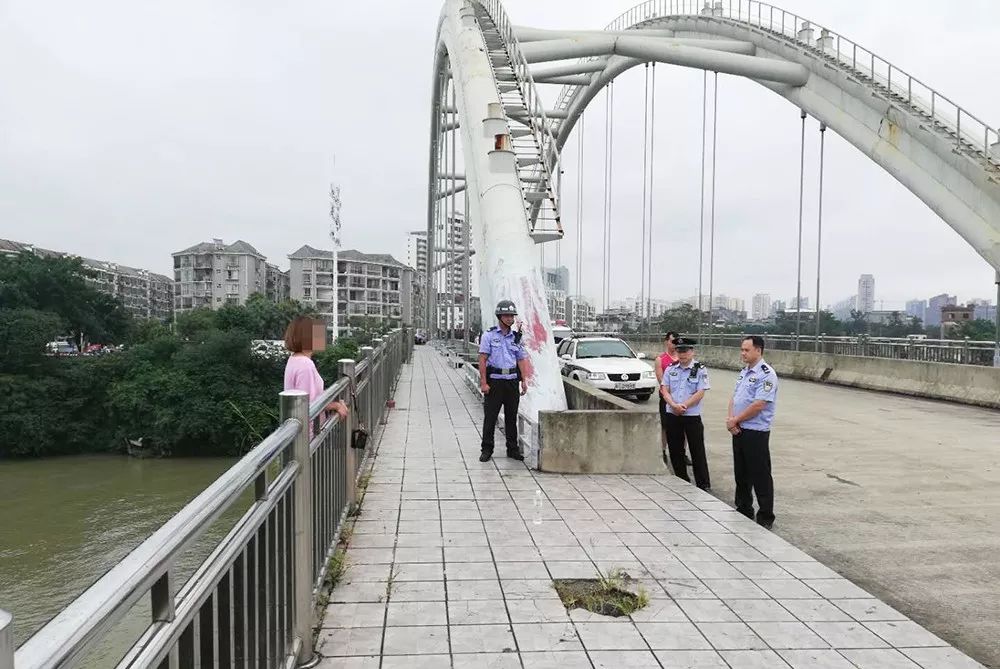 百色一女子为爱痴狂欲跳河轻生!僵持2小时后,民警灵机