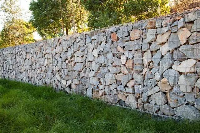这种石笼墙的观赏效果取决于填充石