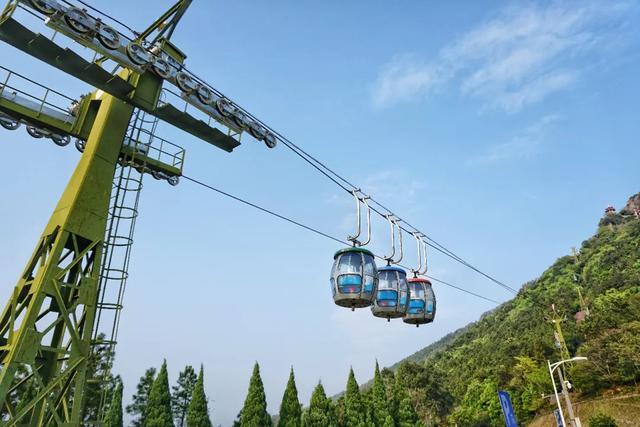 乘坐空中缆车,仿佛置身于白云之中,赏着满山的美景,美哉悠哉!