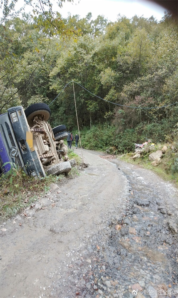 湖北长阳:资丘镇一村突发交通事故,大货车滑下路基发生侧翻