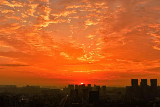 请大家把手机横过来看 天空也如此应景 红彤彤的朝霞都提前为祖国母亲