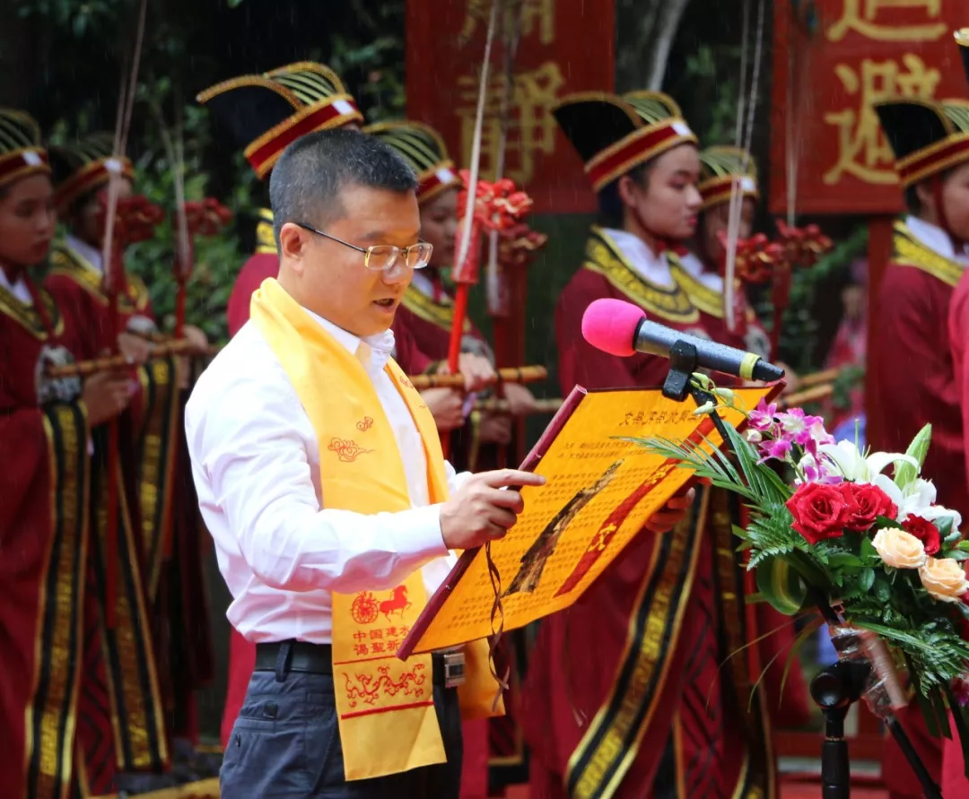 县委书记毛宗晦诵读祭文孔子文化节是一项融纪念先哲,交流文化,旅游