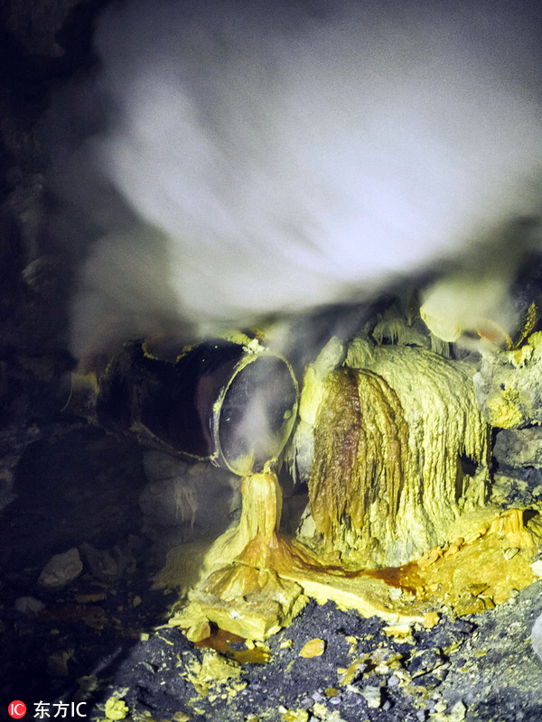 人间炼狱的搬运工!印尼工人火山口采硫磺为生