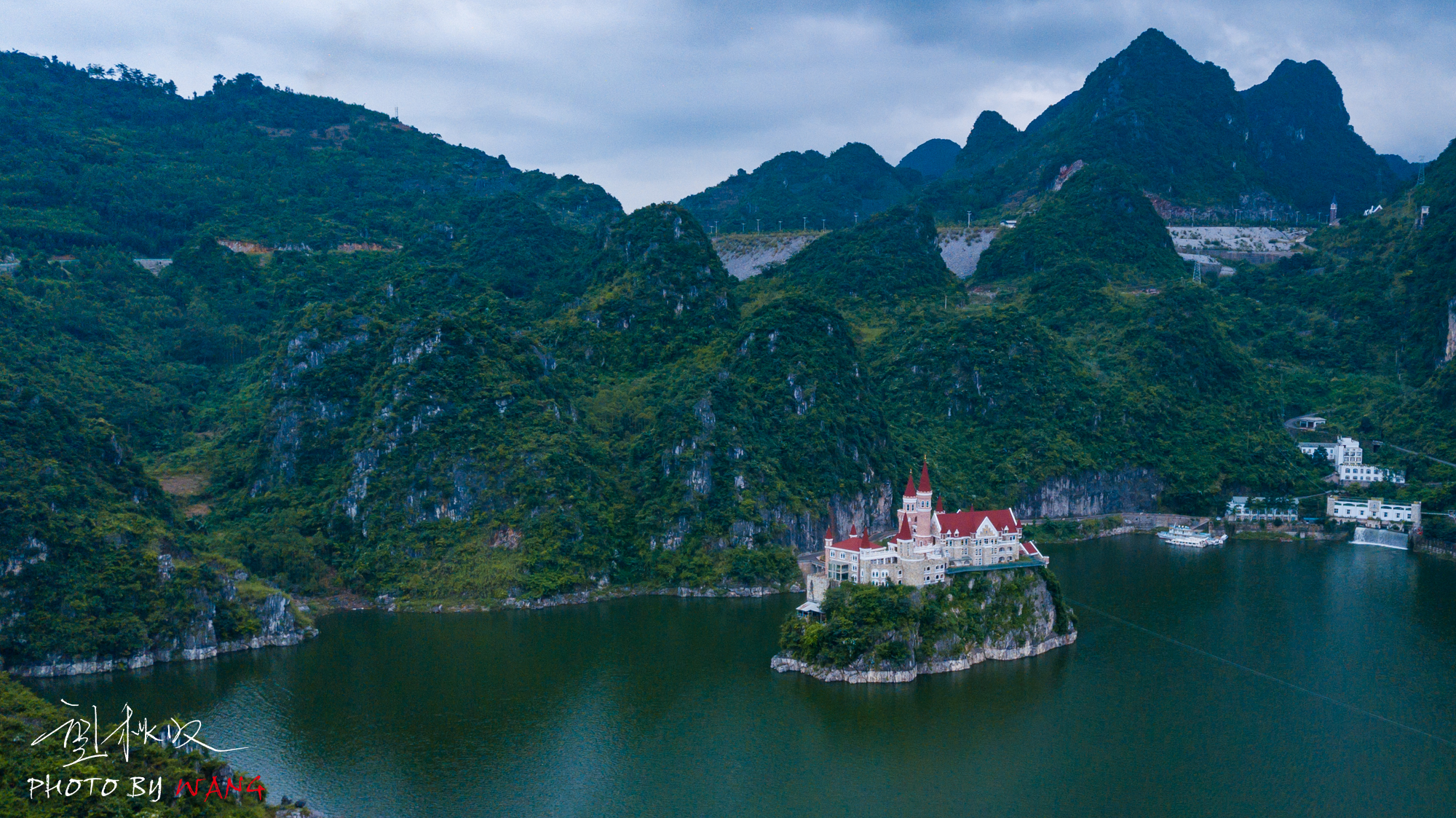 万峰湖上,上帝建了个后花园,中国的天鹅堡