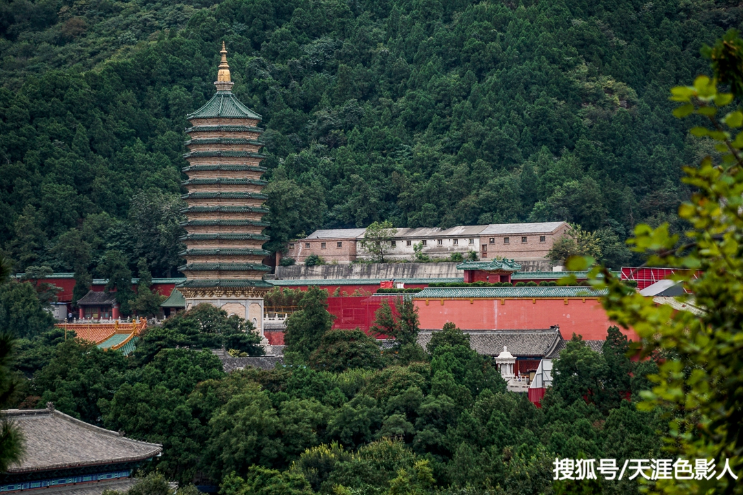 游览北京灵光寺, 同样是供奉佛祖舍利, 和法门寺比差别有点大