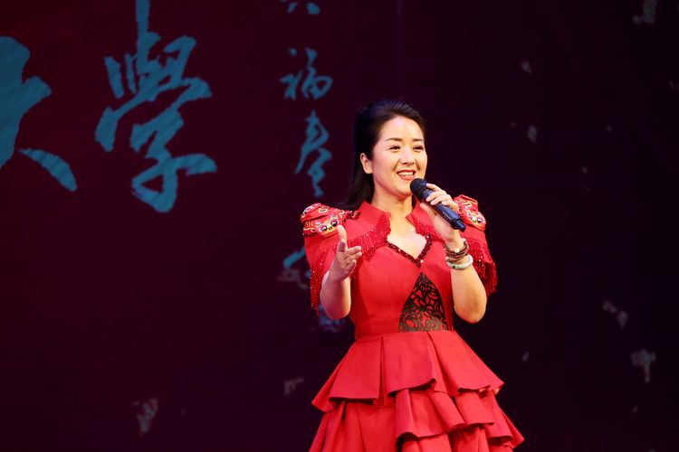 著名陕北歌手纪军军和著名陕北歌手徐莉娜演唱歌曲《五月散花》