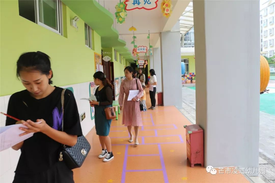 精心巧匠创最美校园芒市凌虹幼儿园芒市睿恩幼儿园总园分园开展环创