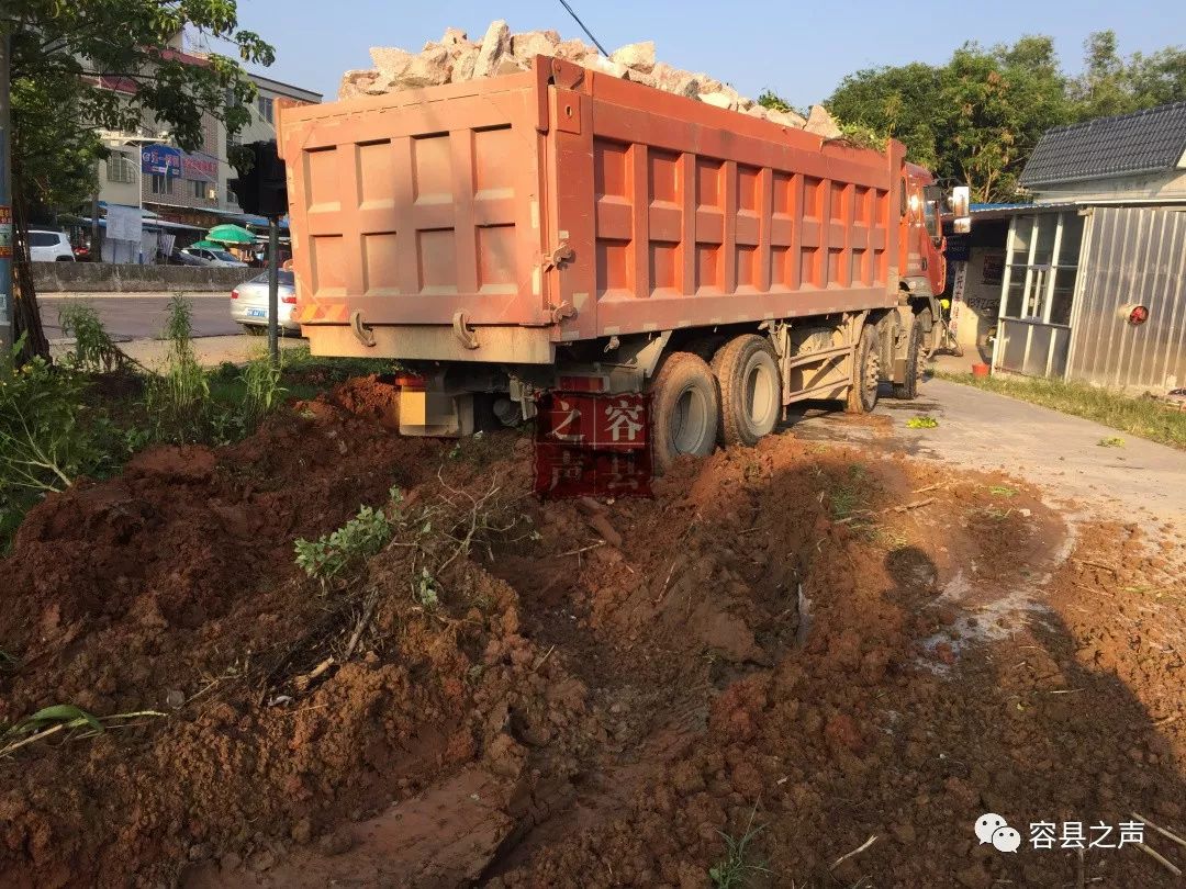 满载石头货车突然冲出马路,距离民房只有几米远!_泥地