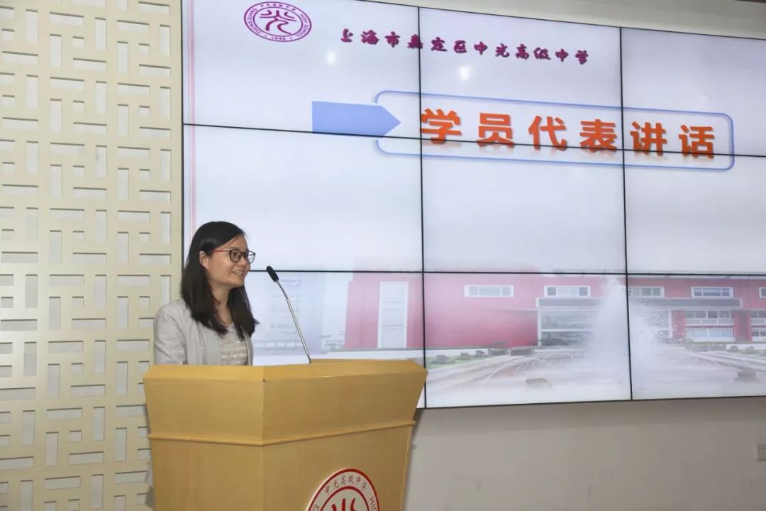 杨丽琴老师代表青年教师发言