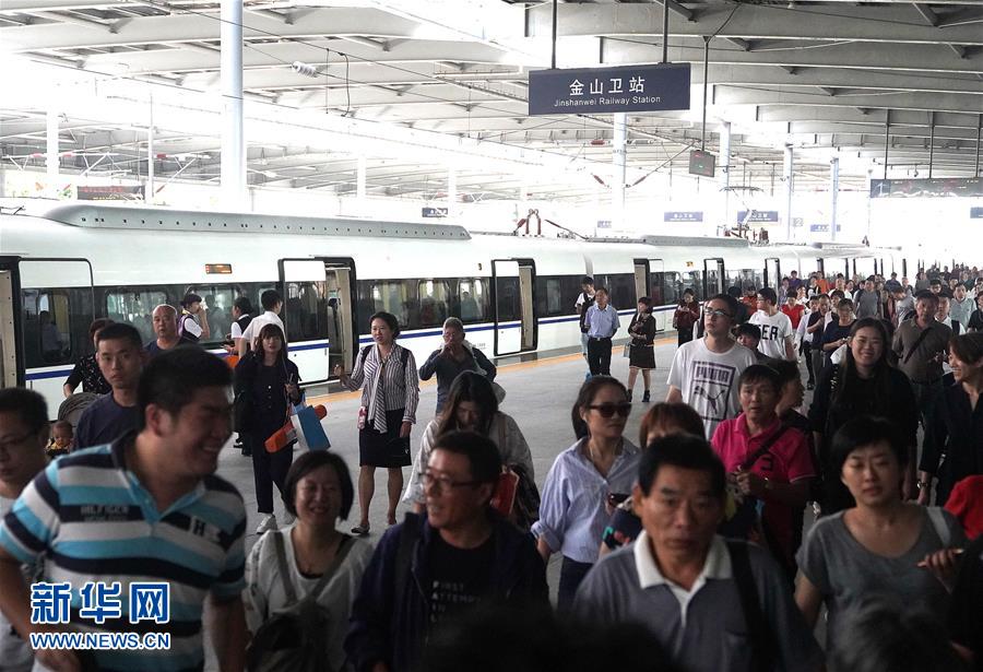 9月28日,旅客从上海市郊的金山卫火车站下车出站.