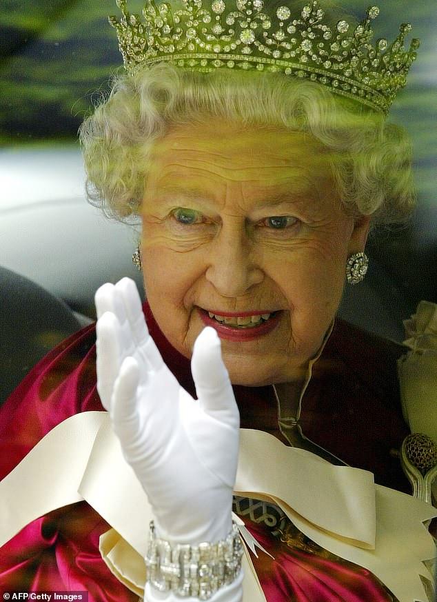 英国女王有只"假手"?安妮公主曝光其老顽童属性