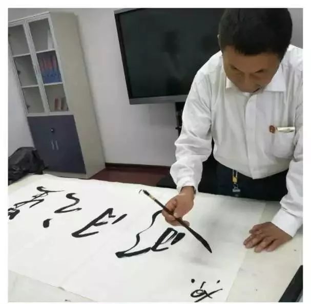 毛体书法传承人吕长文将军,中国天成大学河南省级学院李昱柯院长一行