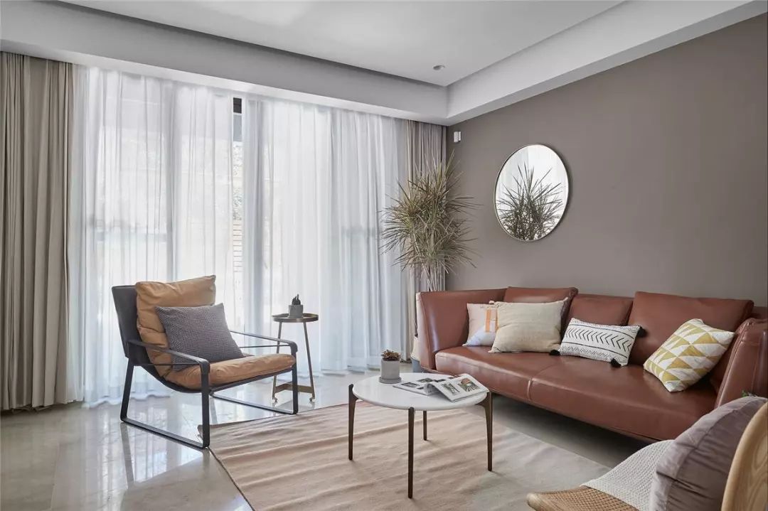 客厅棕咖色的皮质沙发与整体色彩协调
