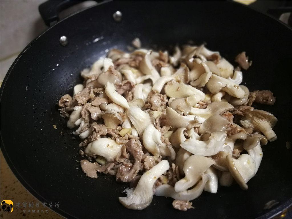 菌菇炒肉,鲜香味美,简单炒一炒,好吃又下饭,汤汁还能拌面条
