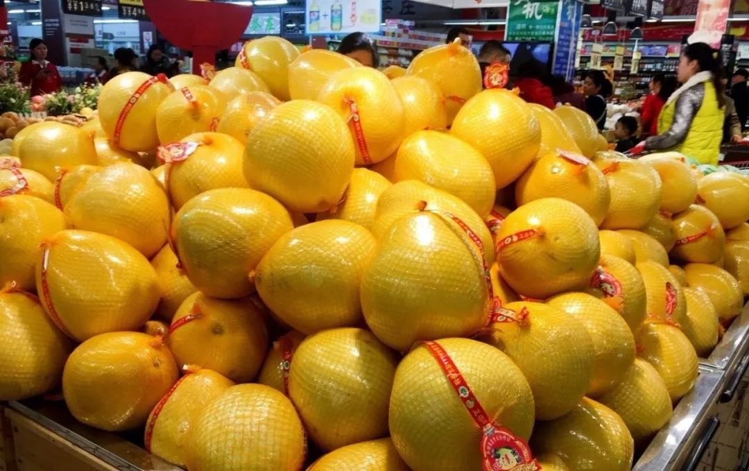 昨晚去了趟超市 发现柚子占据了水果摊位的一半