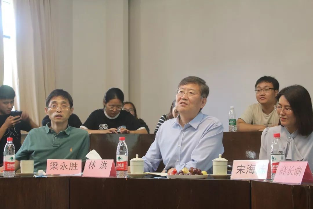 林洪对大赛进行点评总结参会人员合影留念至此,本次大赛圆满结束提供