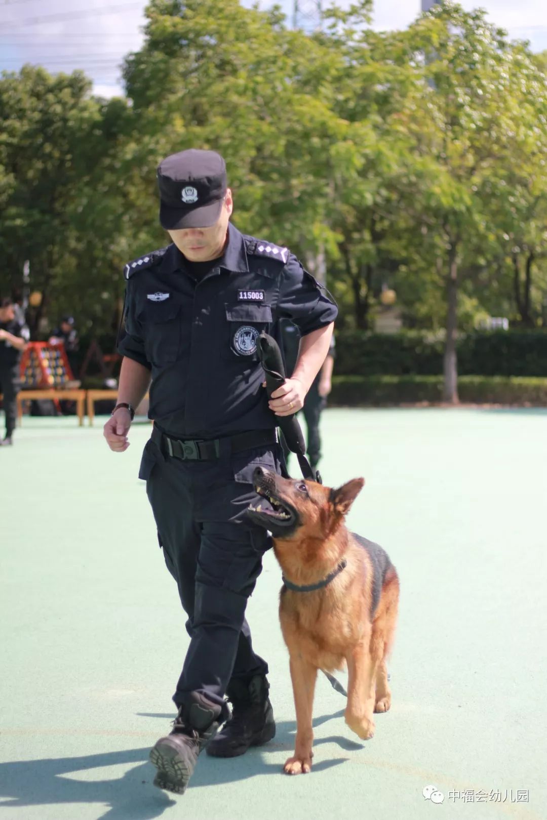 厉害了,我的幼儿园 ——2018中幼"国旗日"惊现特警与警犬