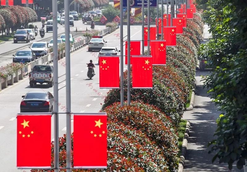 鲜花烂漫,红旗飘飘,南川浓浓的国庆氛围,你感受到了吗