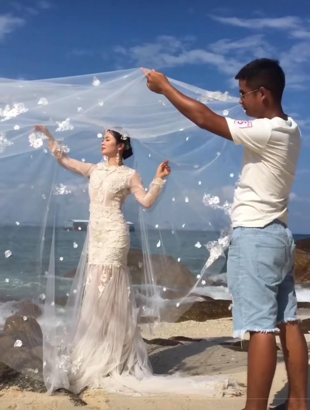 婚纱照海边超大裙摆_海边婚纱照(2)