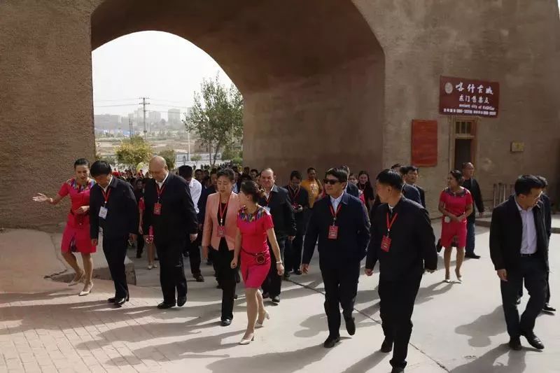 喀什地委书记李宁平和自治区旅发委党组书记侯汉敏等走进喀什古城.