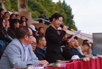 昆一中西山学校校长高富英介绍,为丰富校园生活,活跃校园气氛,激励