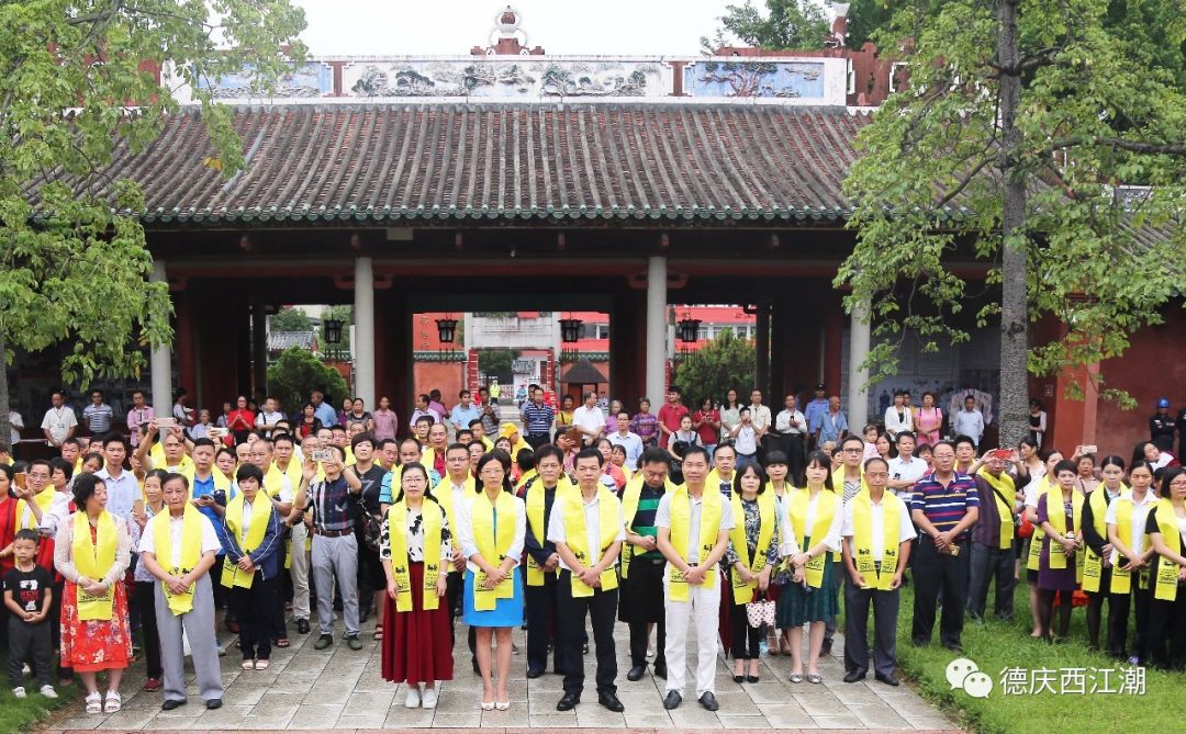 为这位名人庆生日,德庆过人千佩戴黄丝巾朝拜,众多美女身穿汉服玩穿越