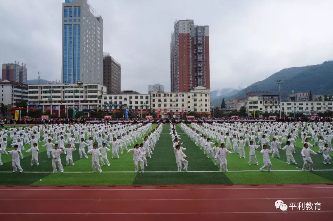 哑铃操表演城关二小哑铃操表演开幕式后,邹成燕一行还深入到平利中学