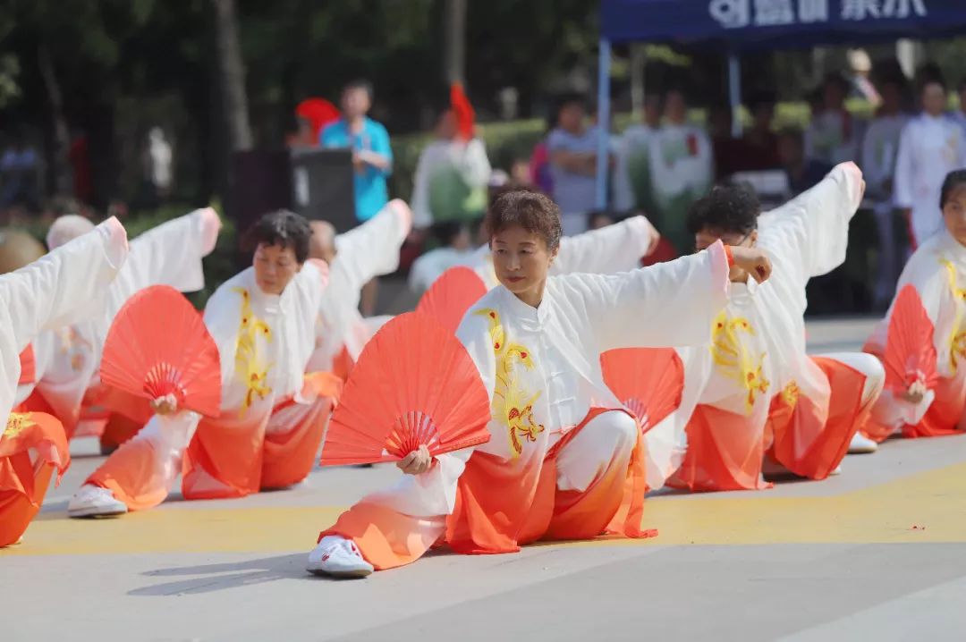 近200名好手 载歌载"武" ——青岛市社区健身节功夫扇